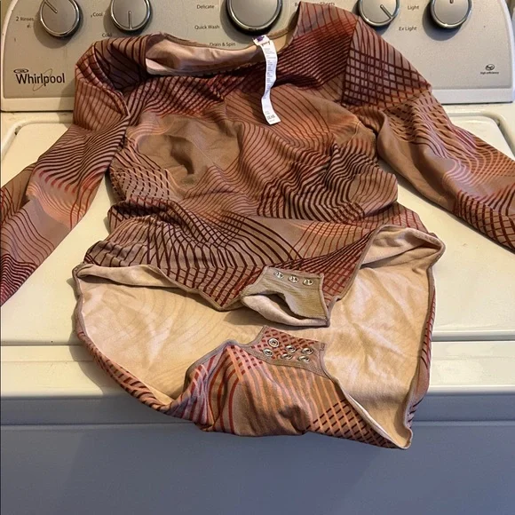 YITTY Red and Tan Geometric long sleeve Bodysuit. - Picture 4 of 5